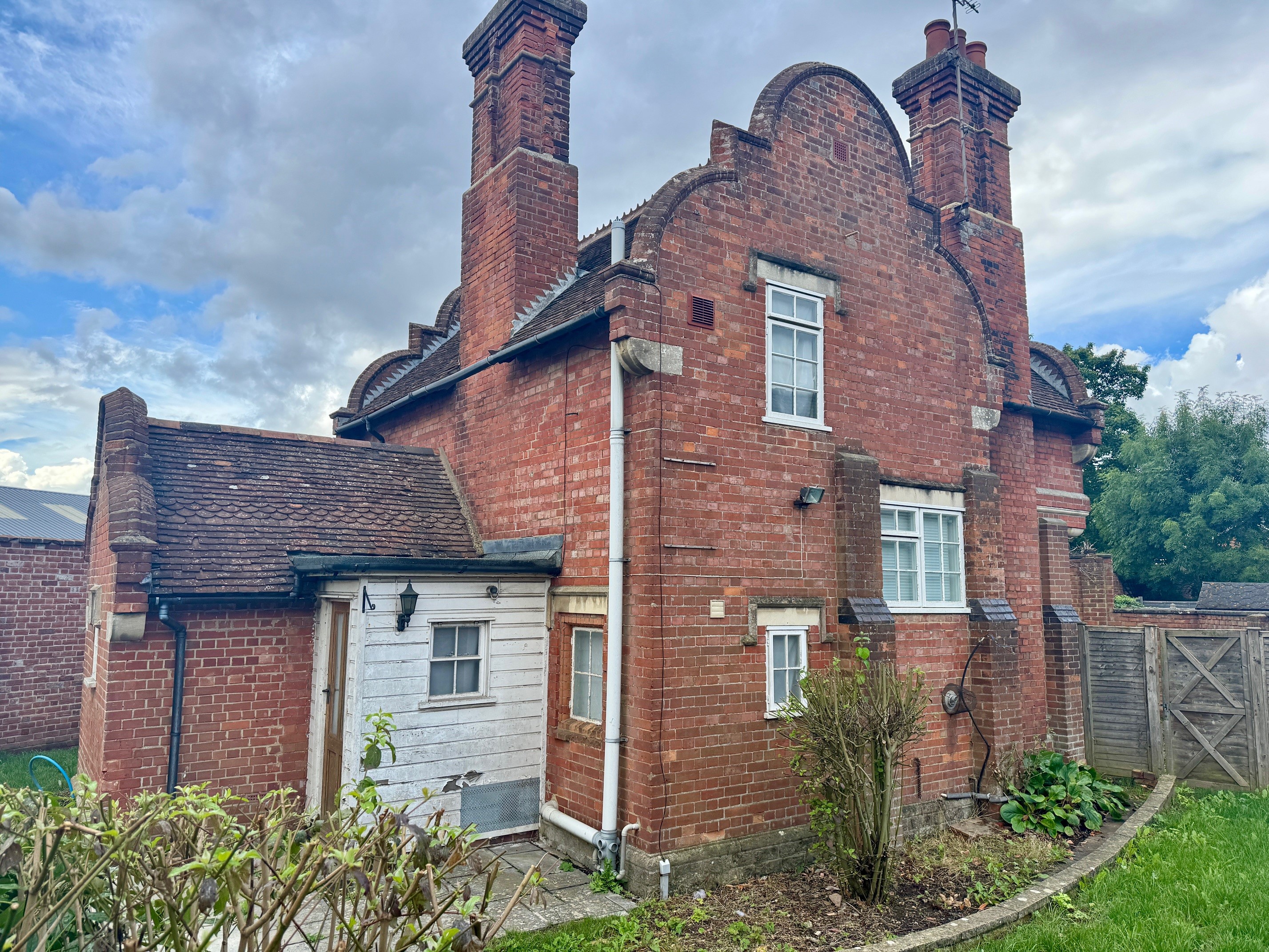 Lot: 181 - PERIOD THREE-BEDROOM LODGE HOUSE FOR IMPROVEMENT -